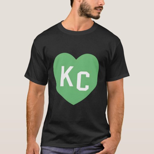 KcグリーンHe Kcカンザスシティグリーン2 Letter Kc He Kc Tシャツ (正面)