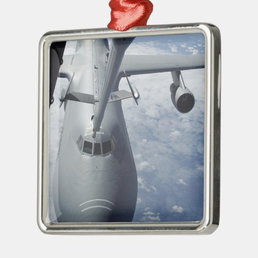 KC-10エクステンダーは、C-5ガラックスを再燃料にする準備をする メタルオーナメント (左)