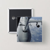 KC-10エクステンダーは、C-5ガラックスを再燃料にする準備をする 缶バッジ (正面&裏面)