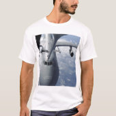 KC-10エクステンダーは、C-5ガラックスを再燃料にする準備をする Tシャツ (正面)