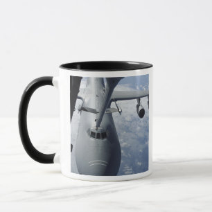 KC-10エクステンダーはa.c. - 5 Galax --に燃料を補給することを準備します マグカップ