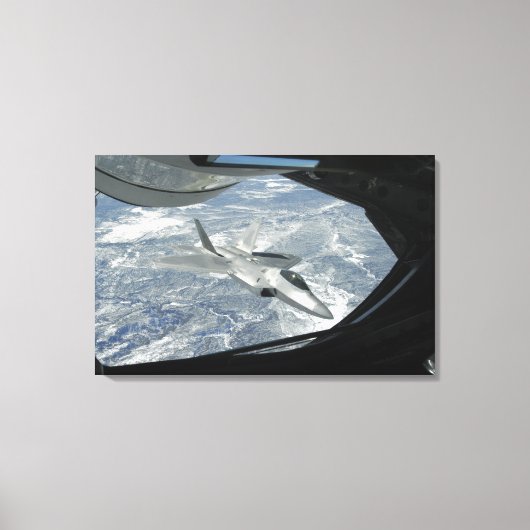 KC-135からF-22遠くに Raptorバンク キャンバスプリント (正面)
