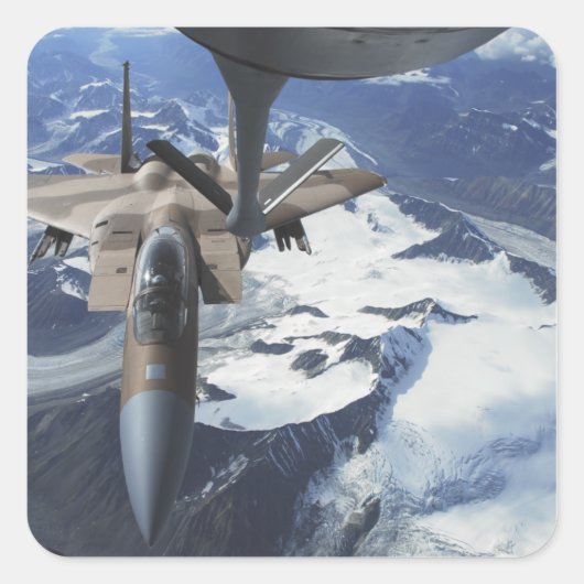 KC-135Rの後ろに座るF-15Cイーグル航空機 スクエアシール (正面)