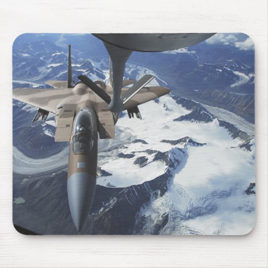 KC-135Rの後ろに座るF-15Cイーグル航空機 マウスパッド (正面)