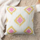 KCSによるピンクおよびオレンジ枕の絵画的なイカット クッション (ブランケット)