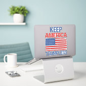 Keep America Trumpless III シール (デスク上のノートパソコン)