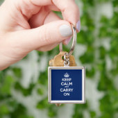 Keep Calm and Carry On正方形のKeychain - Dkの青 キーホルダー (手)