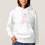 Keep Calm and Carry On独自の |ピンク パーカ<br><div class="desc">ピンクKeep Calm and Carry On独自の文字を作成。ピンクのクラウンを持つカスタマイズ可能なテンプレート。テンプレート・フィールドを使用してパーソナライズ素晴らしやる気を起こさせるギフトおもしろいが自分のユニークKeep Calm and Carry Onのバ与えージョンを作成し、家族や友人に提供する。結婚式やブライダルシャワー、バチェロレットパーティーに最適</div>