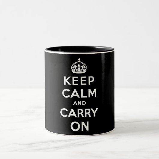 Keep Calm and Carry On(黒いデザイン) ツートーンマグカップ (中央)