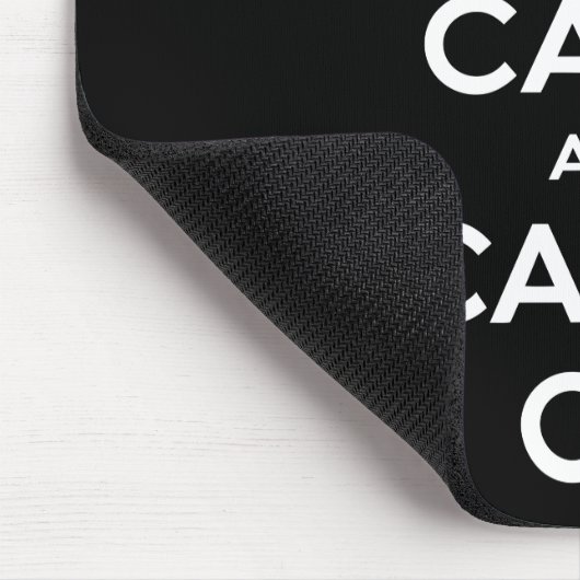 Keep Calm and Carry On(黒いデザイン) マウスパッド (コーナー)