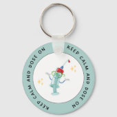 Keep Calm and Dose On – Funny Diabetes Keychain キーホルダー (裏面)