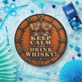 Keep Calm and Drink Whiskey Rustic Home Bar Decor ペーパープレート (パーティー)