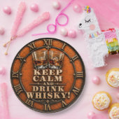 Keep Calm and Drink Whiskey Rustic Home Bar Decor ペーパープレート (パーティー)