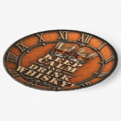 Keep Calm and Drink Whiskey Rustic Home Bar Decor ペーパープレート (アングル)