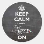 Keep Calm And Merry Onチョークボードユーモアホリデー ラウンドシール (正面)
