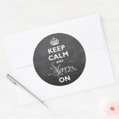 Keep Calm And Merry Onチョークボードユーモアホリデー ラウンドシール (封筒)