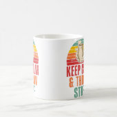 Keep Calm And Throw Stuff Funny Pottery コーヒーマグカップ (中央)