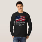 keep calm quote and vibrant american flag tシャツ (正面フル)