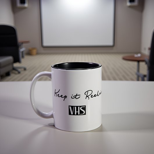 Keep It Reel VHS Retro Quote ツートーンマグカップ