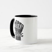 Keep Pushing – モチベーショナル・タイポグラフィーデザイン マグカップ (正面左)