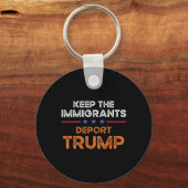 Keep The Immigrants Deport Trump Anti Racism Pro I キーホルダー (正面)