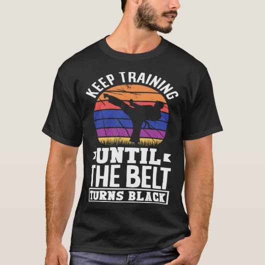 Keep Training Until The Belt Turns Black Taekwondo Tシャツ (正面)