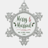 Keepsakeメリーで及び結婚したな初めてのクリスマス氏及び夫人 スノーフレークピューターオーナメント (正面)