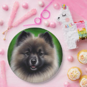Keeshond Dog in St. Patrick's Day Dress ペーパープレート (パーティー)