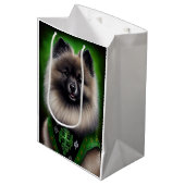 Keeshond Dog in St. Patrick's Day Dress ミディアムペーパーバッグ (正面アングル)