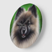 Keeshond Dog in St. Patrick's Day Dress ラージ壁時計 (傾斜)