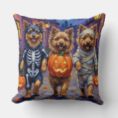 Keeshond Trick-or-Treating in Halloween Costumes クッション (正面)