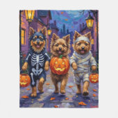 Keeshond Trick-or-Treating in Halloween Costumes フリースブランケット (正面)