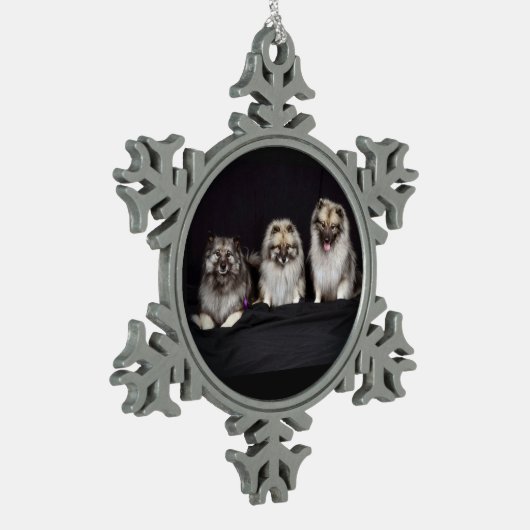 Keeshondenはのための雪片のピューターのオーナメントを保ちます スノーフレークピューターオーナメント (左)