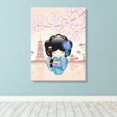 KEIKO KOKESHI人形 – 青い着物芸者ガール キャンバスプリント (インサイチュ (ウッドフロア))