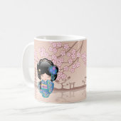 KEIKO KOKESHI人形 – 青い着物芸者ガール コーヒーマグカップ (正面左)