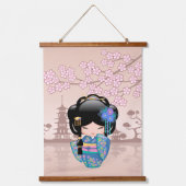 KEIKO KOKESHI人形 – 青い着物芸者ガール 吊り下げ型タペストリー (正面)