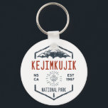Kejimkujik National Park Canada Vintage Distressed キーホルダー<br><div class="desc">Kejimkujik National Park Distressed Badge with unique park themed maple leaf design. The Park is recognized for its old growth forest,  rare wildlife and traditional Mi'kmaq waterways.</div>