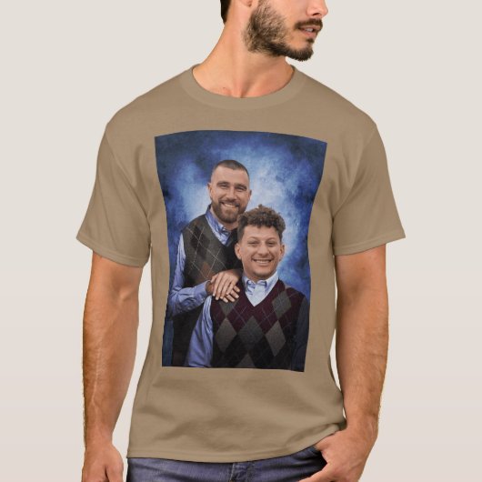 Kelce and Mahomes Stepbrothers retro Tシャツ (正面)