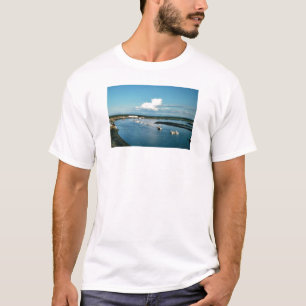 Kenaiの川の漁船 Tシャツ