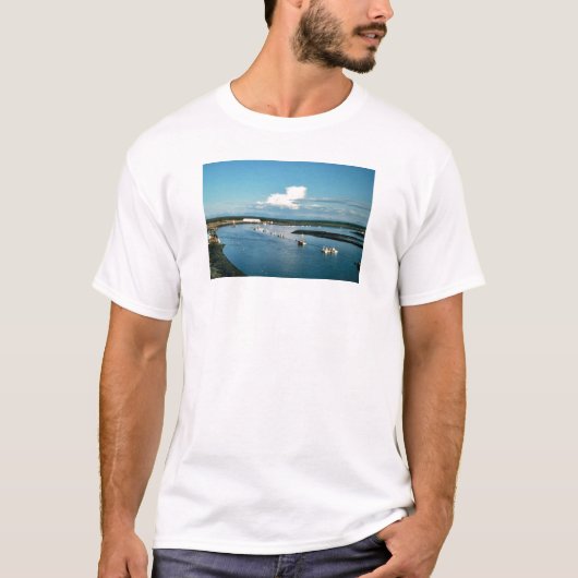 Kenaiの川の漁船 Tシャツ (正面)