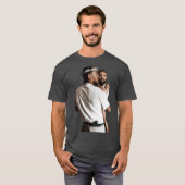 Kendrick LamarがBAのギフトを持っている Tシャツ (正面フル)
