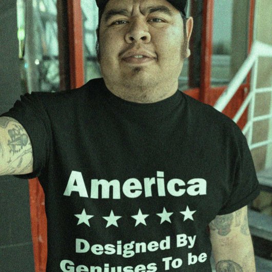 Kennedy - Designed By Geniuses 走 By Idiots Tシャツ