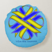 Kenneth Yoncichによるイエローブルークローバーリボン ラウンドクッション (裏面)