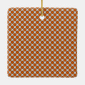 Kenneth Yoncichによるオレンジフラワーリボン セラミックオーナメント (裏面)