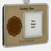 Kenneth YoncichによるブラウンフラワーリボンTmpl (H-O) シルバープレートフレームオーナメント (右)