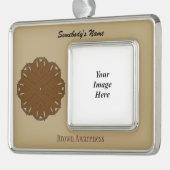 Kenneth YoncichによるブラウンフラワーリボンTmpl (H-O) シルバープレートフレームオーナメント (左)