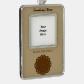 Kenneth YoncichによるブラウンフラワーリボンTmpl (V-O) シルバープレートフレームオーナメント (右)