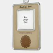 Kenneth YoncichによるブラウンフラワーリボンTmpl (V-O) シルバープレートフレームオーナメント (左)