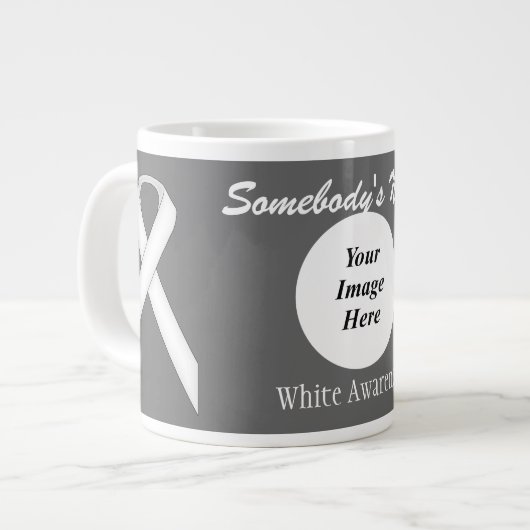 Kenneth Yoncichによるホワイトスタンダードリボンテンプレート ジャンボコーヒーマグカップ (正面左)