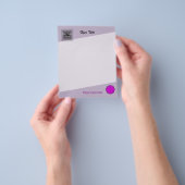 Kenneth Yoncichによる紫色のフラワーリボン チラシ (手)